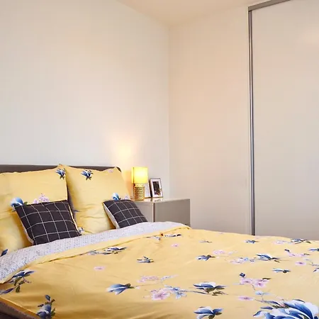 Apartment With Free Parking In Prague-3