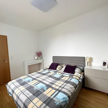 Apartment With Free Parking In Prague-2