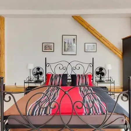 Lenka'S Cozy Red Studio + Lenka'S Cozy Gold Apartment-2