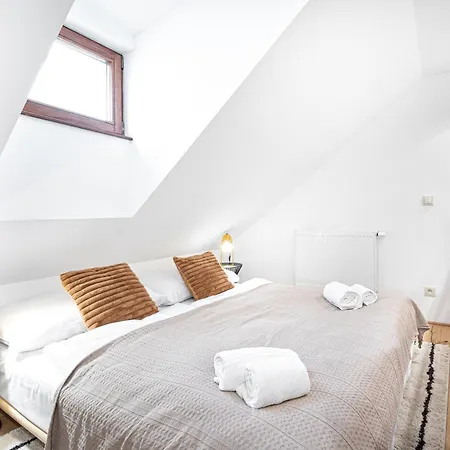 Exquisite 2 Bedroom Apartment At Lesser Town By Easybnb Premium-3