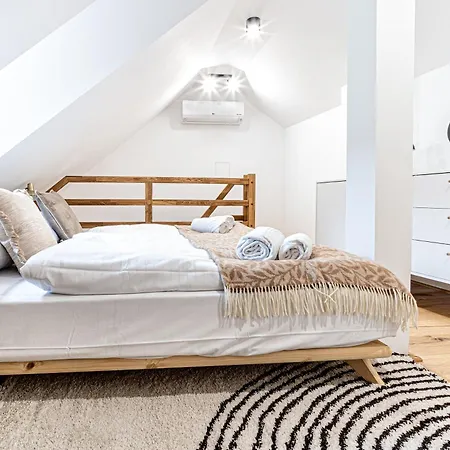 Exquisite 2 Bedroom Apartment At Lesser Town By Easybnb Premium-3