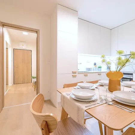 Bright 2Br - 5Th Floor, Balcony, Free Parking By Gravity Prague-3