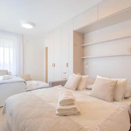 Bright 2Br - 8Th Floor, Balcony, Free Parking - By Gravity Prague-3