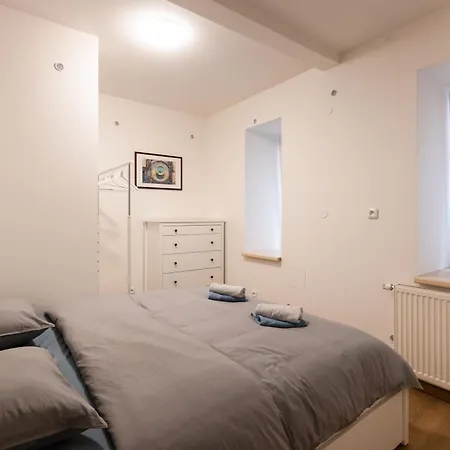 Spacious Apartment In Quiet Courtyard Near Charles Bridge-2