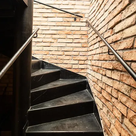 Spacious Apartment In Quiet Courtyard Near Charles Bridge-2