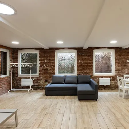 Spacious Apartment In Quiet Courtyard Near Charles Bridge-3