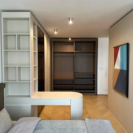 Luxe Apartment Near The Airport-3