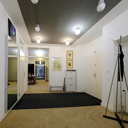 ViDa Prostorný 220 m2 3BR Apartmán s Krbem a Zahradou, Ideální pro Rodiny-3