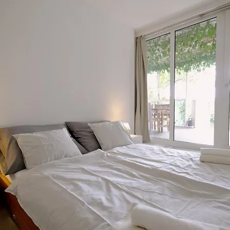 ViDa Prostorný 220 m2 3BR Apartmán s Krbem a Zahradou, Ideální pro Rodiny-2