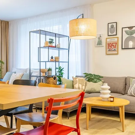 Spacious 3Br - 2 Parking Spots, Full Kitchen, By Gravity Prague-3