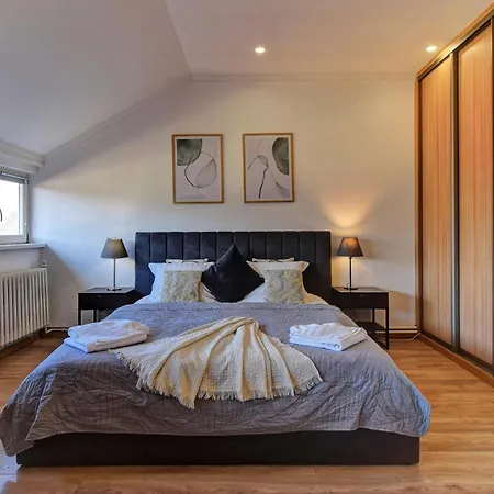 Beautiful Apartment Dlouha-3