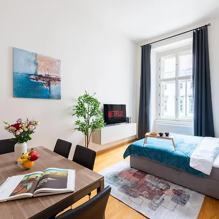 Spacious 3Br Apartment I Metro I Near Karlin Square-2
