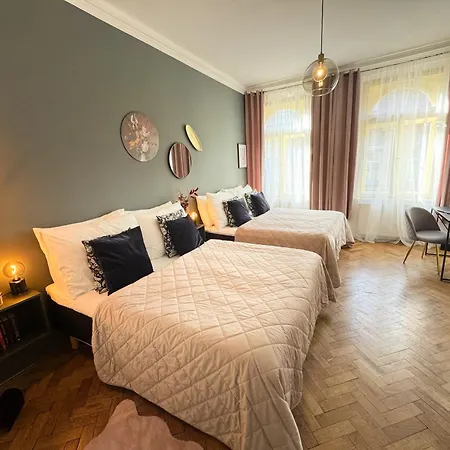 Cinematic Apartment With Pool Table & Cinema Room In The Heart Of Prague-2