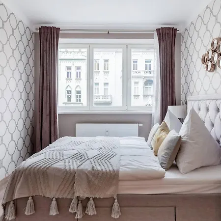 Pastel Art Deco 3Bdr Ruterra Apt-2