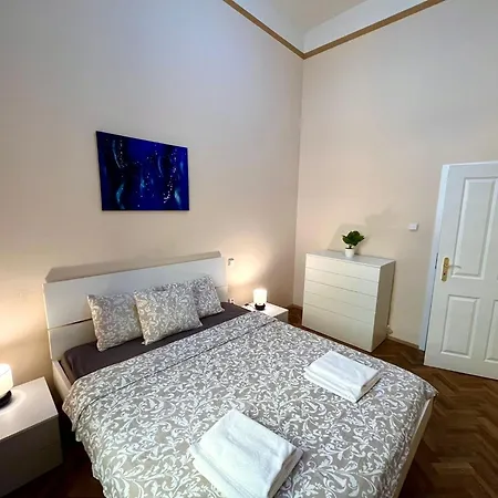 Spacious 4Br Apartment By Charles Bridge-2