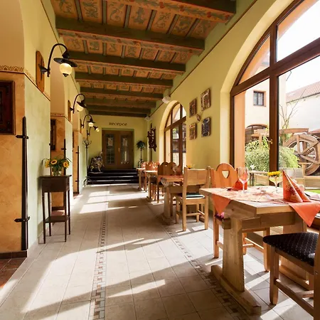 Hotel Selsky Dvur - Bohemian Village Courtyard-3