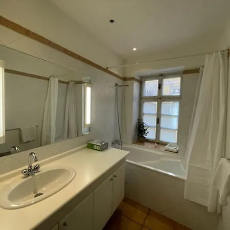 1 Bed Flat - Sleeps 4 - Balcony - Wifi-3