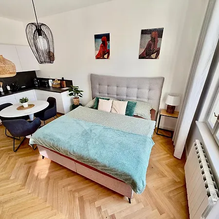 ESMOA apartments - Ovenecká, Praha 7 - plně vybaven-3