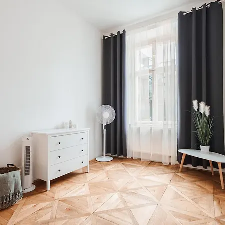 Exclusive Apartment Near Kafka'S Head-2