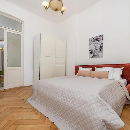 Quiet Apartment In The Old Town-3