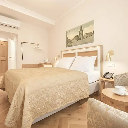 Hotel At The Golden Scissors-2