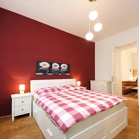 Historic Centre Apartments V-2