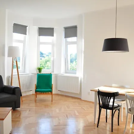 Central-Modern-Apartment-2