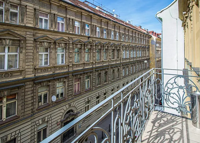 For Celebrations Spacious 3Bdr Apartment With Balcony
