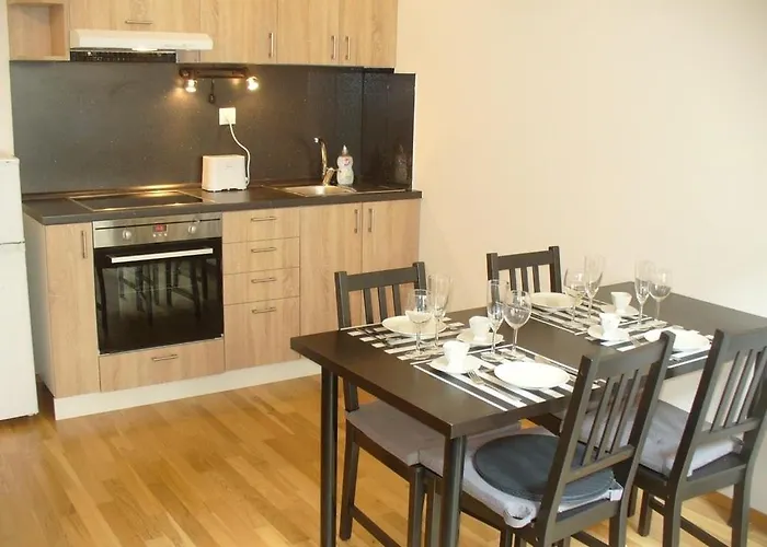 Garden Apartment With Garage In Central Praga, Czechy