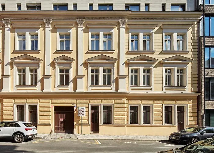 Days - One-Bedroom With Workspace By Vltava River In Smichov
