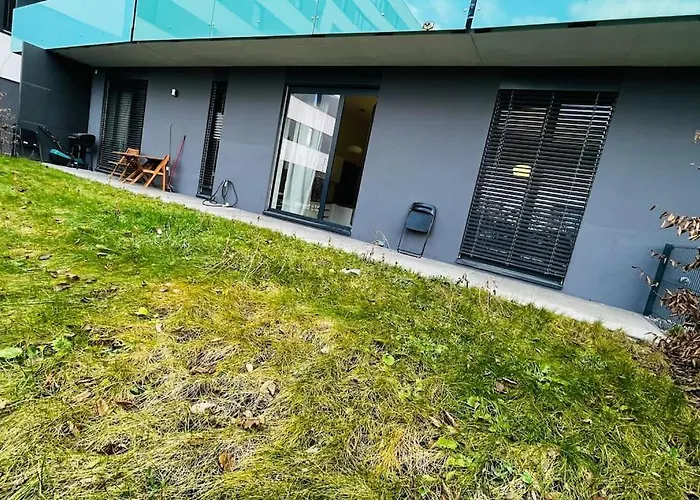 Holesovice, Garden, Garage