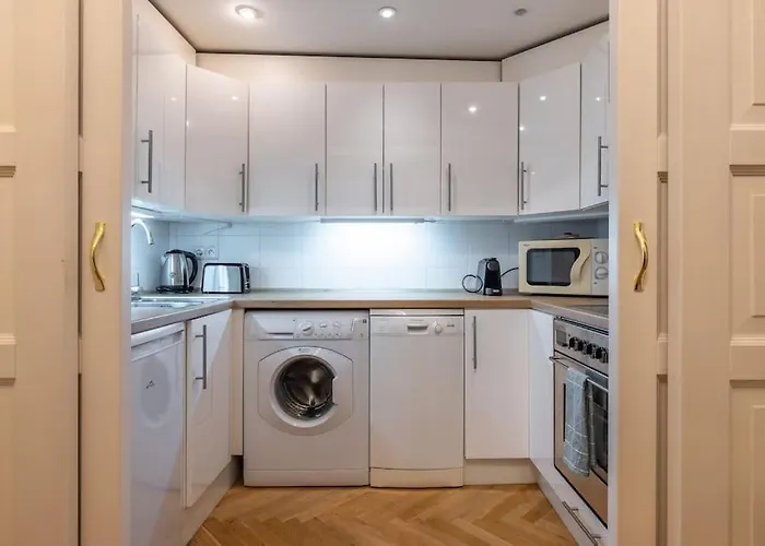 Historic Apartment In Vinohrady, Loved By Locals By Easybnb Premium Прага, Чехія