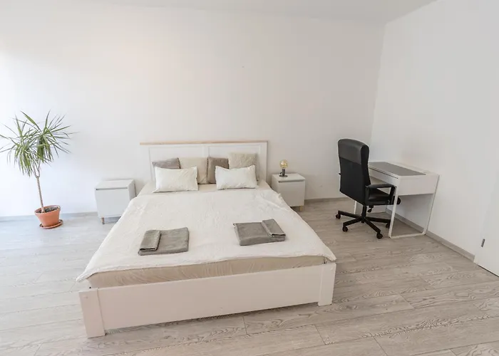 Spacious Terrace Apartment With Free Private Parking Prag, Tschechische Republik