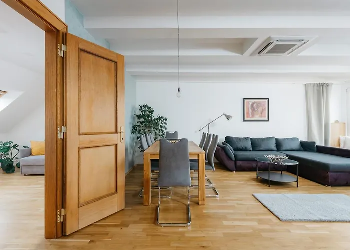 Eli Spacious Apt With Old Town View, Parking & Ac