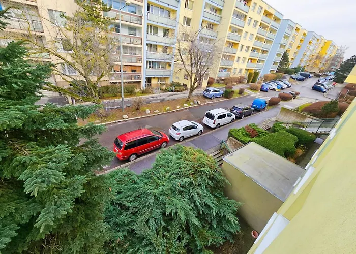 Family Apt For 6, 10Mins To Centre, Free Parking, Quiet Location, New Furniture, Balcony