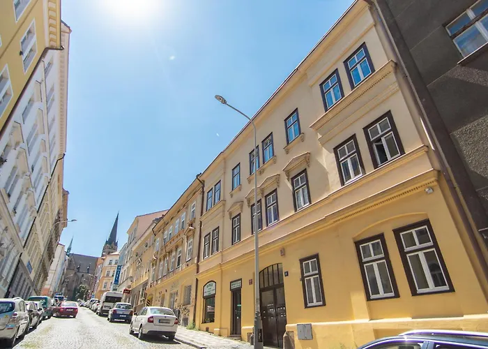 Nice Room With Double Bed In Zizkov - Shared Bathroom