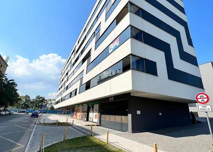 Luxury Pearl With Parking Place In Holesovice