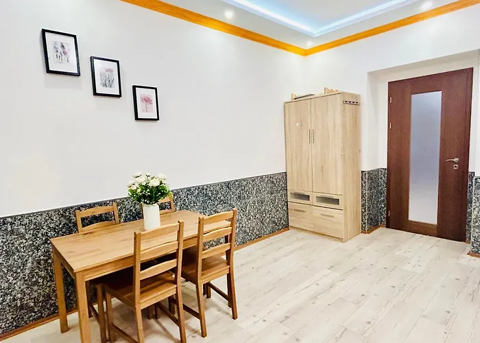 Modern Spacious In Center