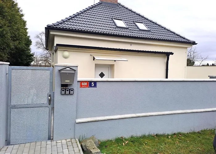 Apartmánový dům se zahradou v klidné části Prahy