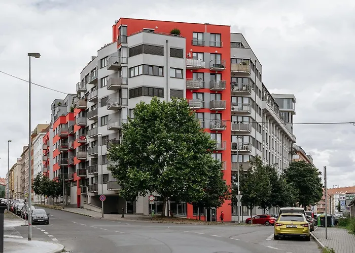 Prague Days - Quiet Oasis With Parking And Balcony Seating In Nusle