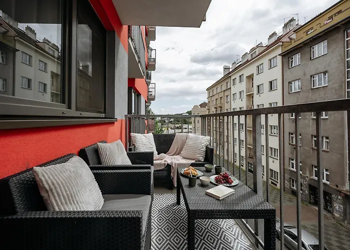 Prague Days - Quiet Oasis With Parking And Balcony Seating In Nusle