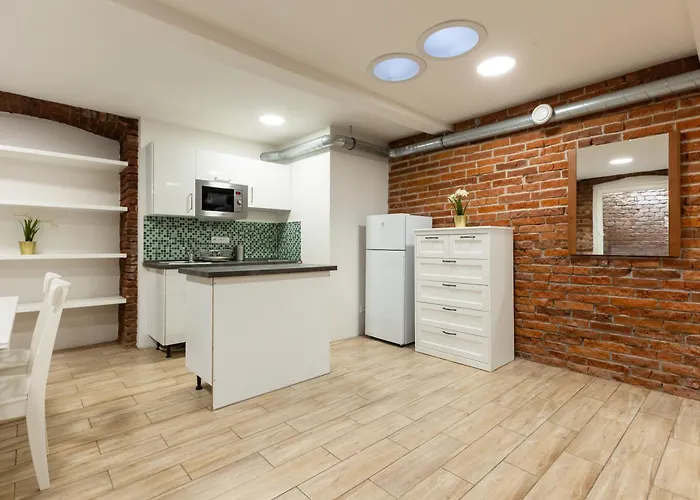 Spacious Apartment In Quiet Courtyard Near Charles Bridge