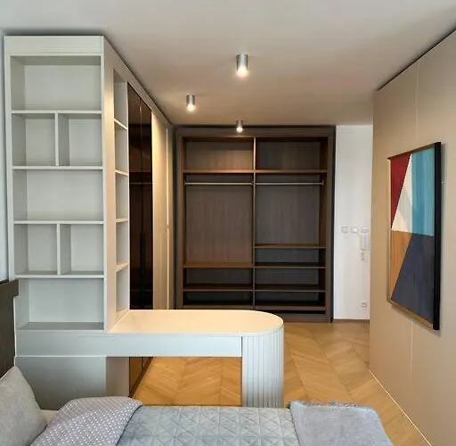 Luxe Apartment Near The Airport