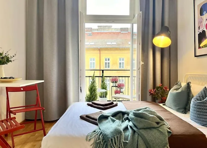 Sunlit - Prague Apartment