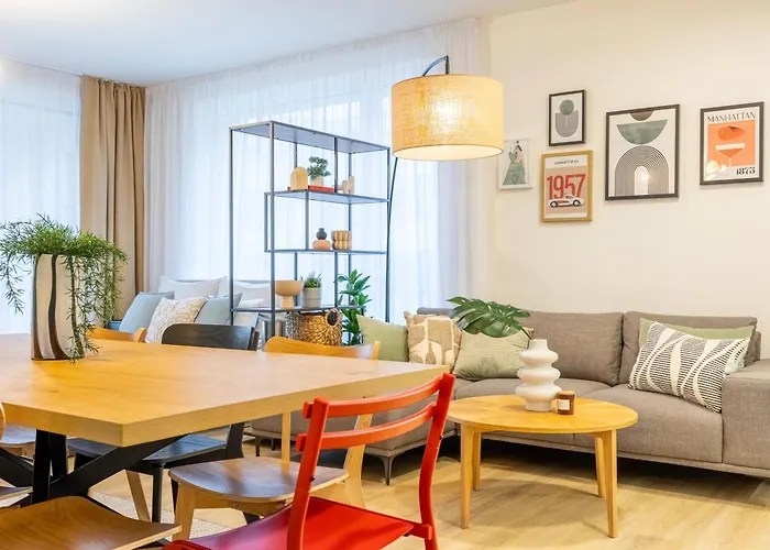 Spacious 3Br - 2 Parking Spots, Full Kitchen, By Gravity