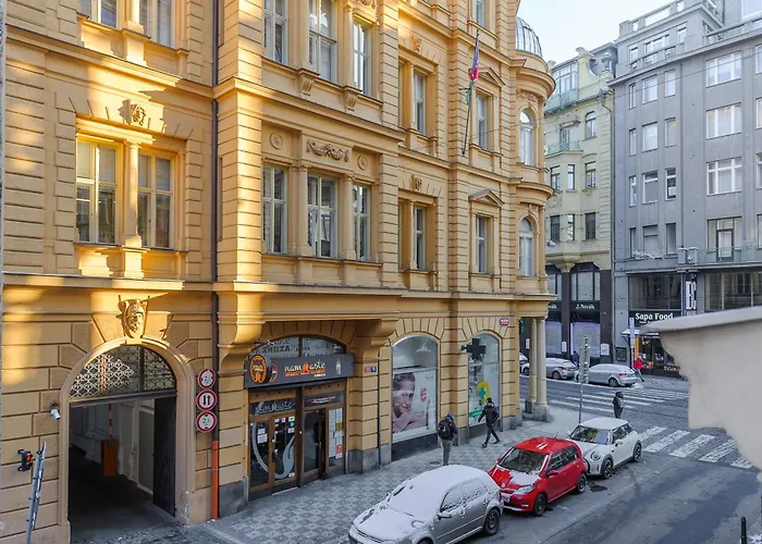 Spacious 3-Bedrooms Near Karlin Square