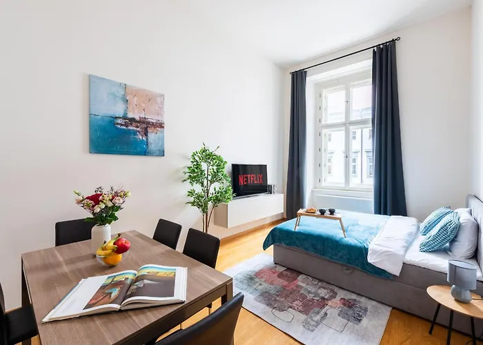 Spacious 3-Bedrooms Near Karlin Square