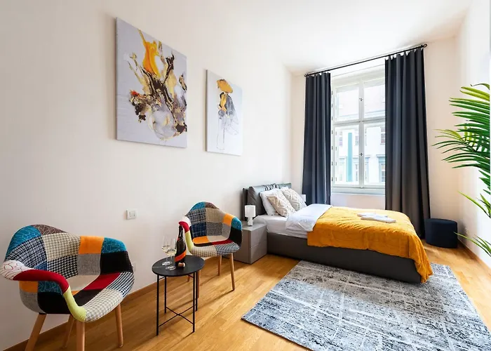 Spacious 3-Bedrooms Near Karlin Square