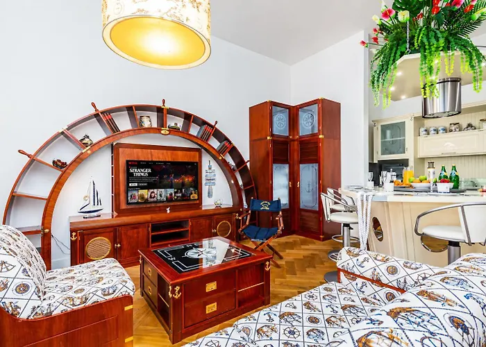 Central Luxury Yacht-Style Old Town