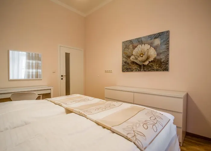 Bourgeois Apartment In Cultural Heritage Building By Ruterra Praga, República Checa